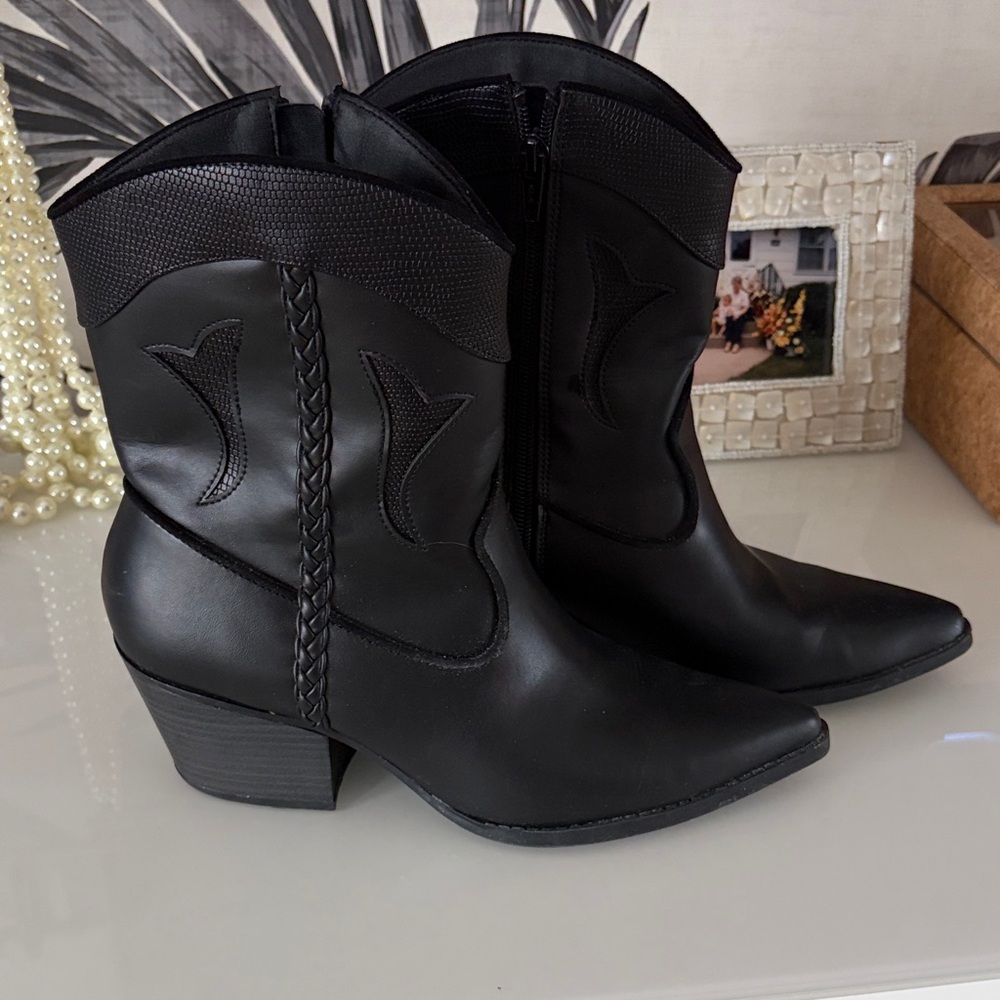 Universal Thread Black Western Ankle Heeled Boots